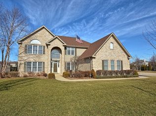1020 Par Dr, Algonquin, IL 60102
