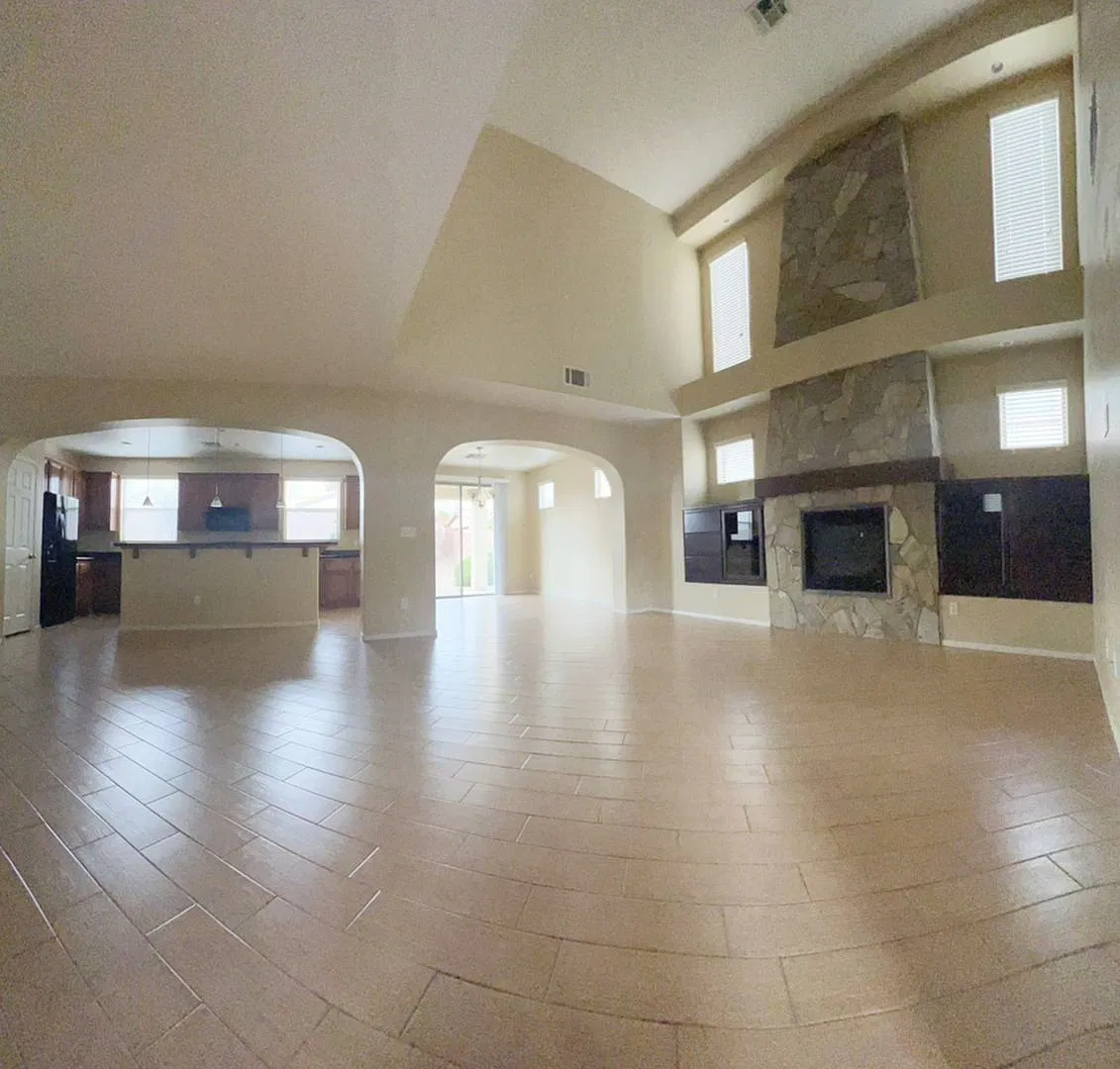 12' High Vaulted Ceiling, 3 BR 2.5 BA with Upstairs Loft — Photo 4