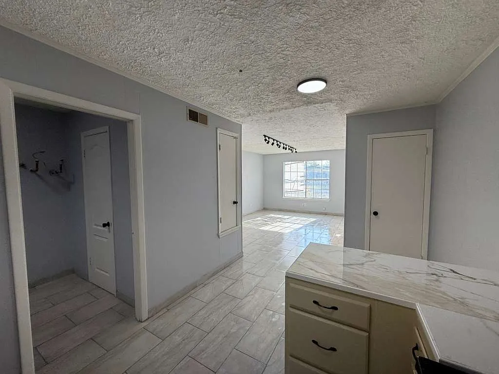 2 bed, 1.5 bath, 1010 sqft, $1,200 — Photo 4