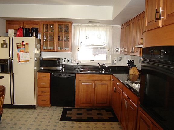 4th image of 835 Liberty Bell Ln