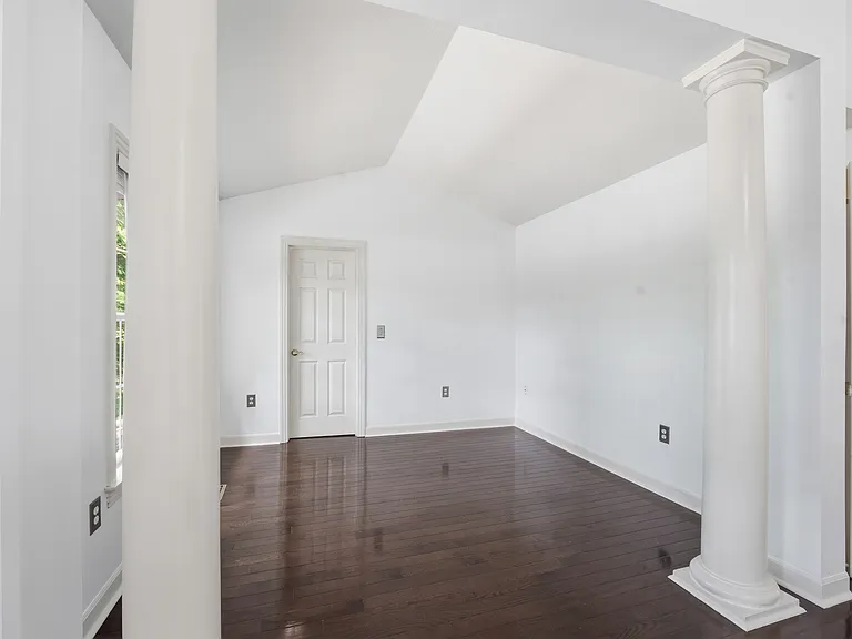 7362 Hampsted Sq N — Photo 7