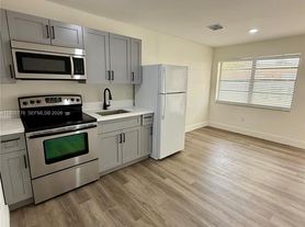 1731 Alcazar Dr, Hollywood, FL