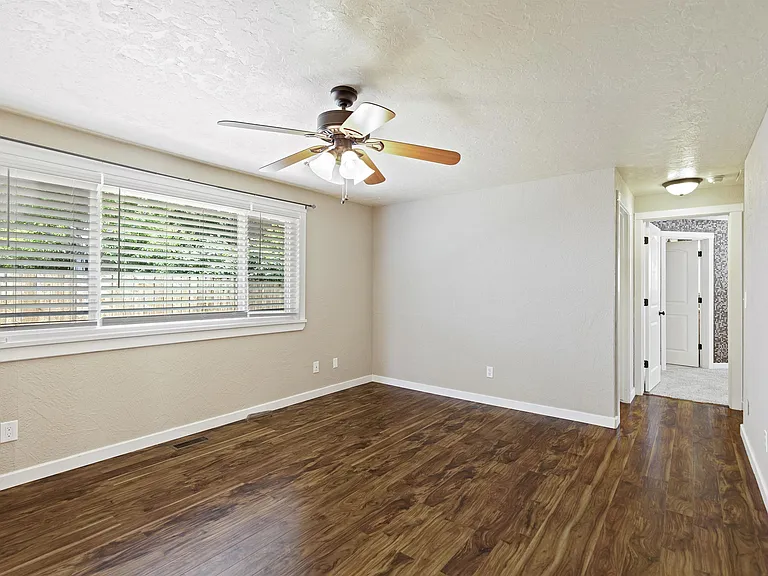 1228 W 11th St — Photo 37