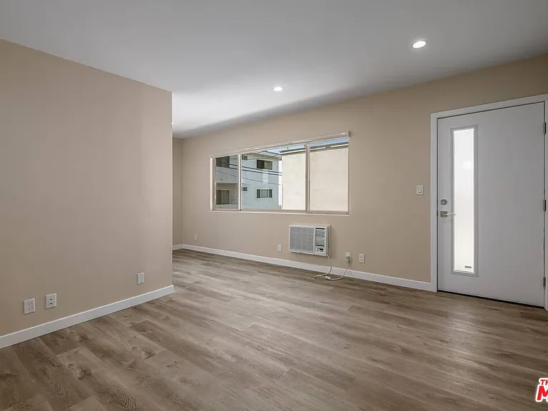1553 S Saltair Ave #102 — Photo 6