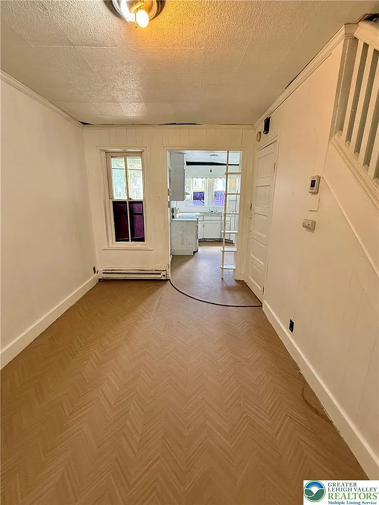 3 bed, 1.0 bath, 570 sqft, $1,550 — Photo 3