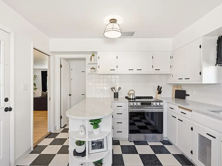 1004 Mantz Pl — Photo 8