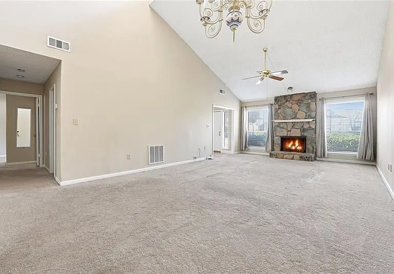 813 Serramonte Dr — Photo 3