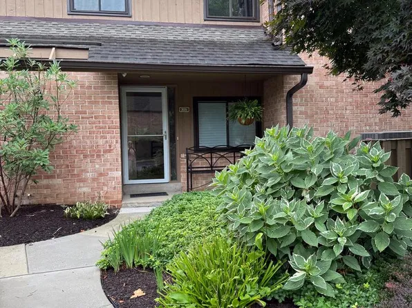305 Paoli Woods Dr, Paoli, PA 19301