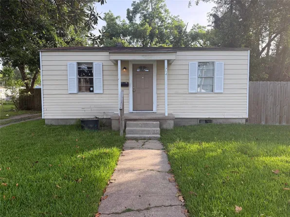 704 E Defee Avenue, Baytown, TX 77520