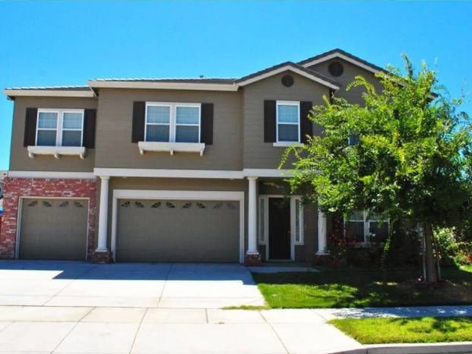 5 bed, 4.5 bath, 4784 sqft, $3,200 — Photo 1
