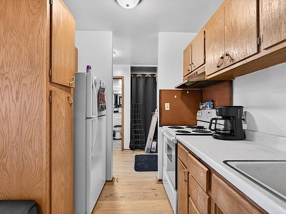 5th image of 202 E Rees St