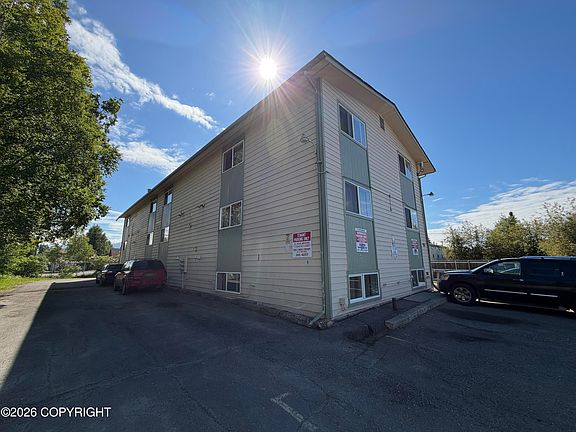 4th image of 325 Irwin St