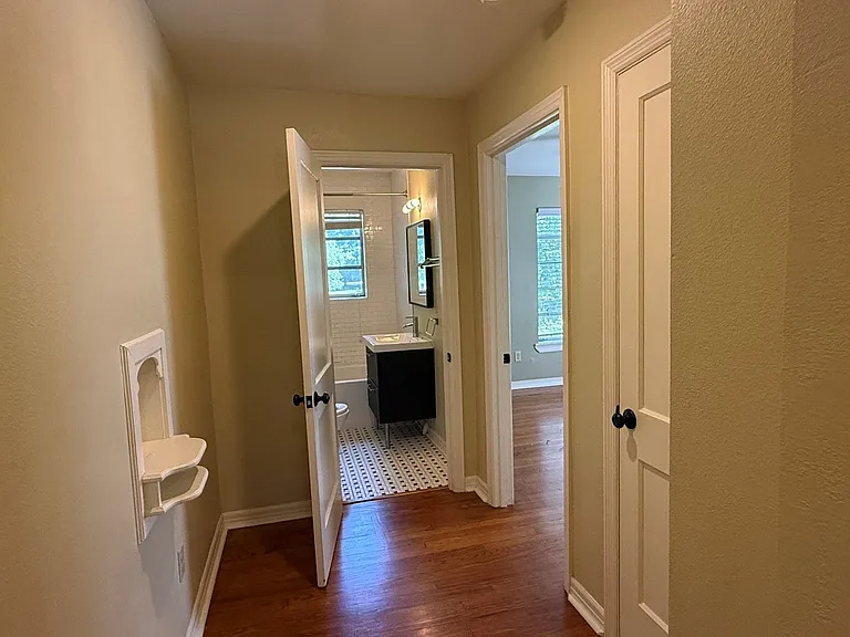 1406 Broadway St — Photo 14
