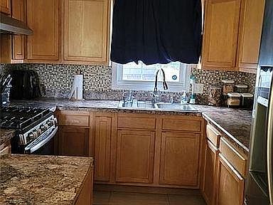 Beautiful gourmet Kitchen, Large 5 burner stove, large central burner to make long omelets