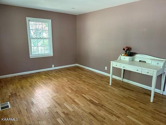 4th image of 2932 Carson Ave