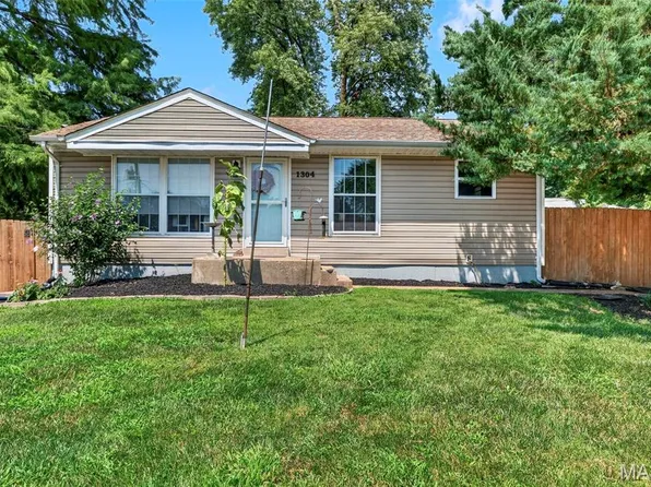 1304 South Dr, Saint Charles, MO 63303