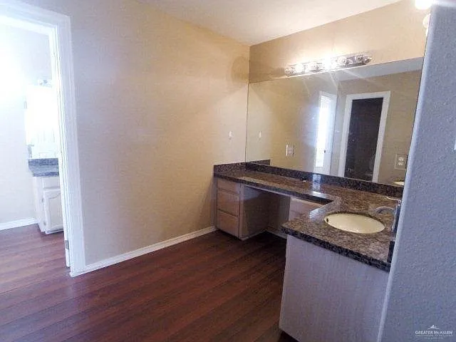 204 San Saba St — Photo 14