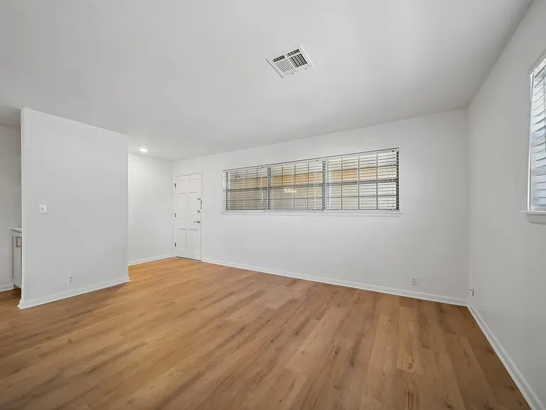 1107 E 45th Pl #14 — Photo 4