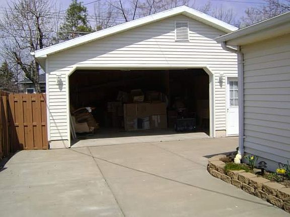 2 1/2 CAR GARAGE