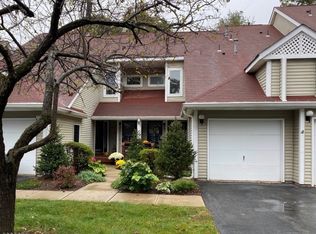 5 Davenports Mill Ct, Oak Ridge, NJ 07438