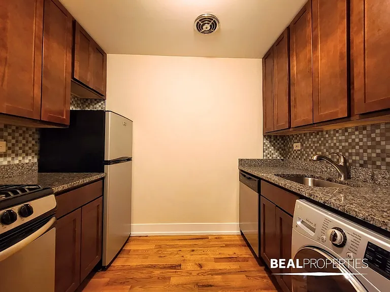 555 W Arlington Pl #503 — Photo 6