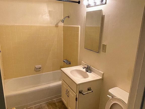 Full Bathroom with ventilation fan