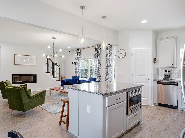 180 Shelton St — Photo 7