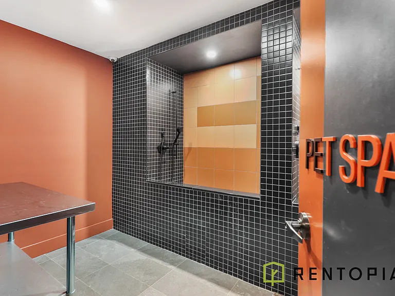 824 Lexington Ave #401I — Photo 16