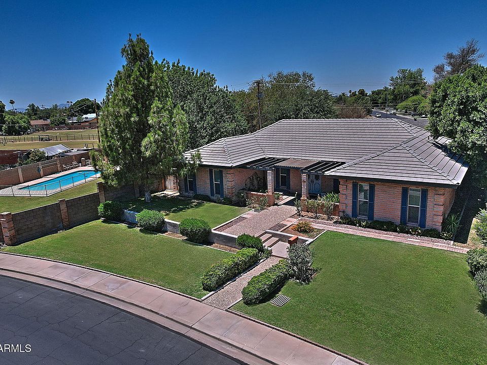 1st image of 858 N HERITAGE --