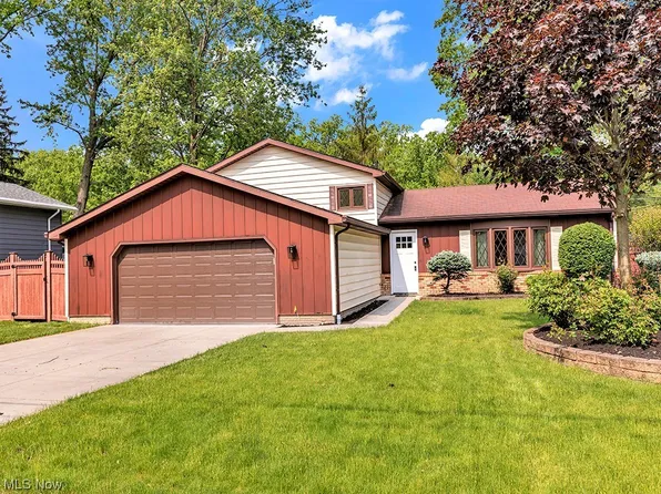 824 Maplewood Ave, Sheffield Lake, OH 44054