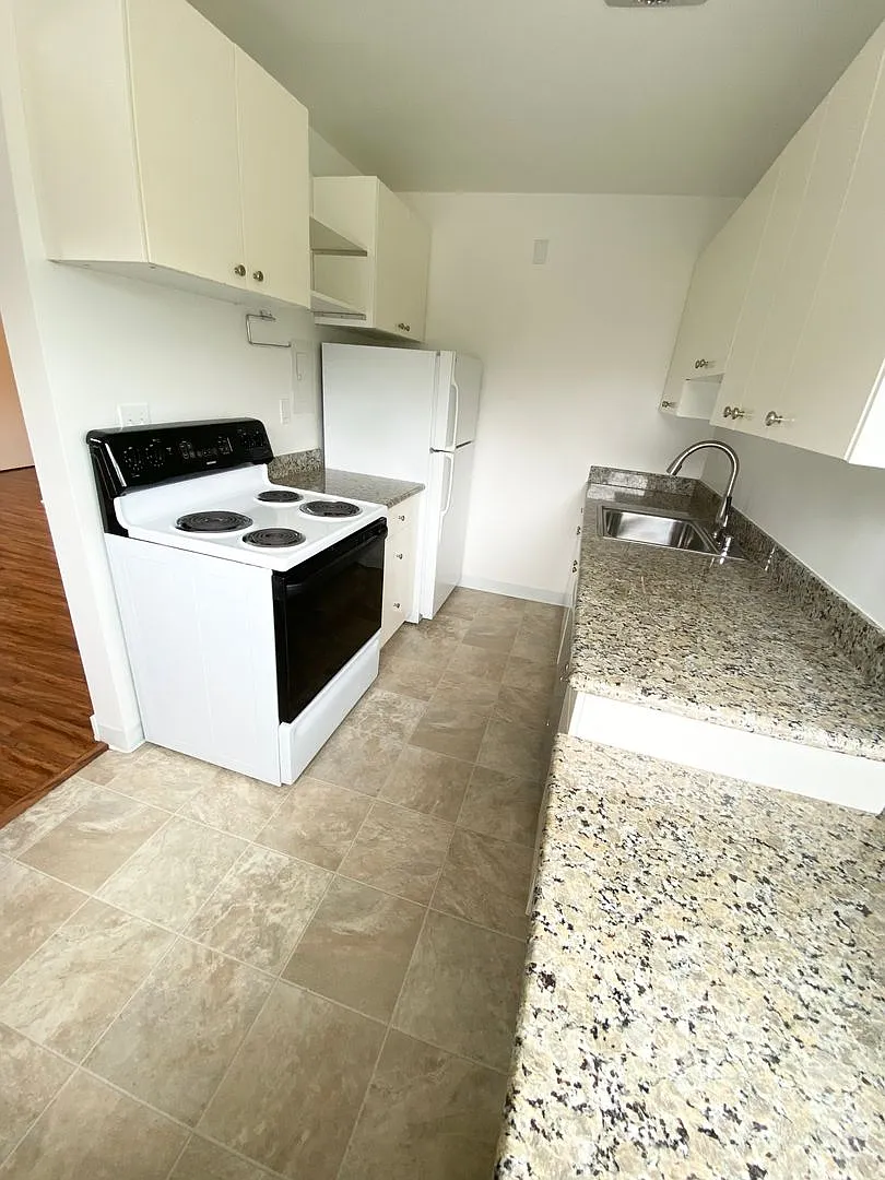 Evanston Court Apartments — Photo 2