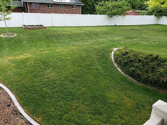 4th image of 1620 Camelot Dr