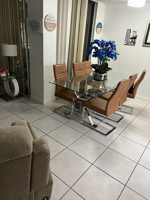 dining room with sliding dor to screen porch