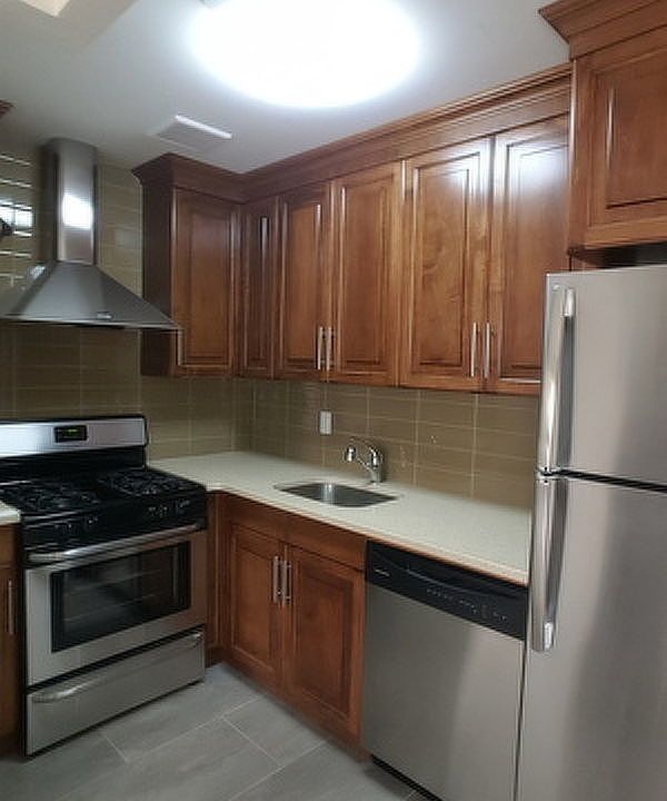 2nd image of 300 Eldert St #Pi