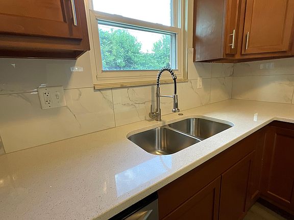 3rd image of 255 Oxford Dr