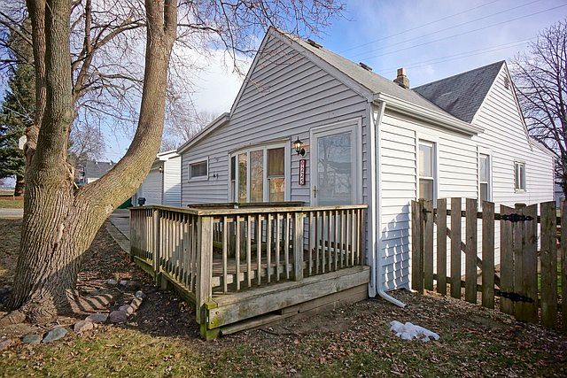 1st image of 225 E Hawthorne Dr