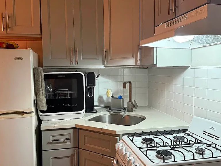 324 E 8th St #2C — Photo 8