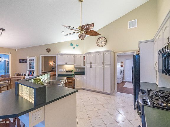 3rd image of 302 Salida Dr