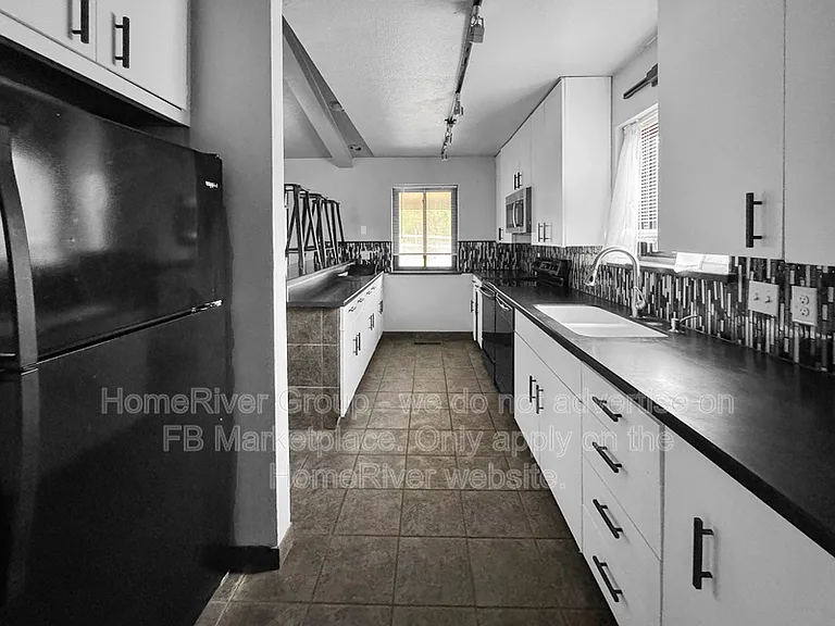 4720 NE 31st St — Photo 2