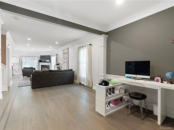 4th image of 325 Woodside Ave