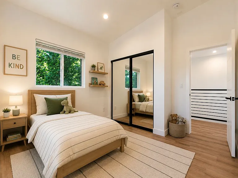 22111 Victory Blvd — Photo 14