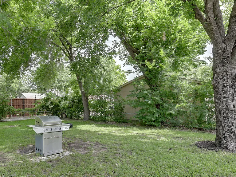 4002 Commonwealth Dr — Photo 26