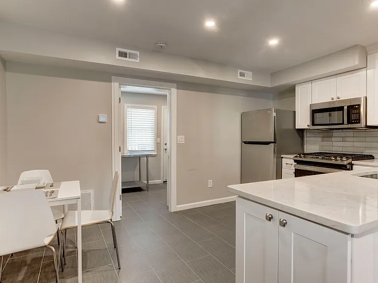 1169 Summit St NE — Photo 22