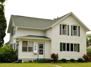 316 E 9th St, Vinton, IA 52349