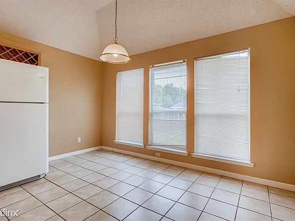 5th image of 204 W Willow Creek Dr