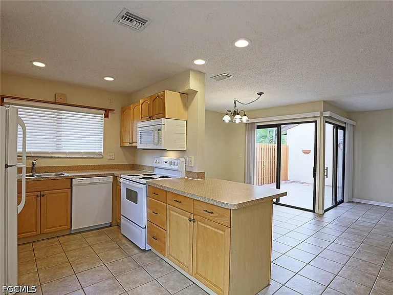 1420 Park Shore Cir #3 — Photo 4