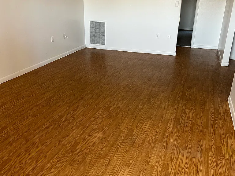 Lennox Court Apartments — Photo 14