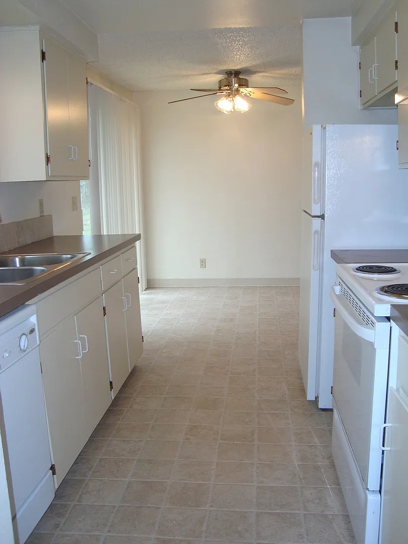 No Rent in Until 10/1! — Photo 4