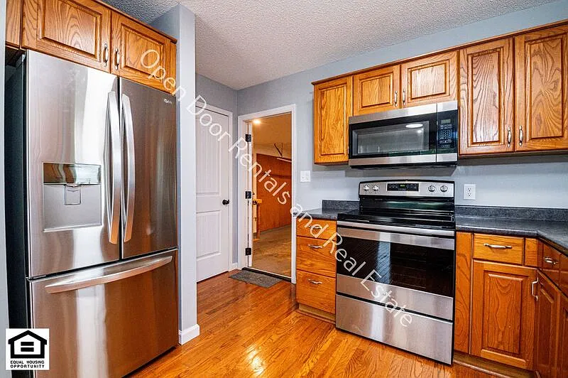 3 bed, 2.0 bath, 2666 sqft, $2,000 — Photo 3