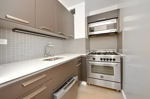 Rented by Manhattan Realty Group | media 13